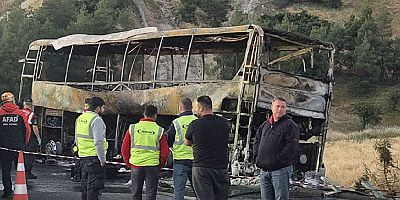 Bariyerlere çarpan yolcu otobüsü alev aldı: 8 ölü, 33 yaralı