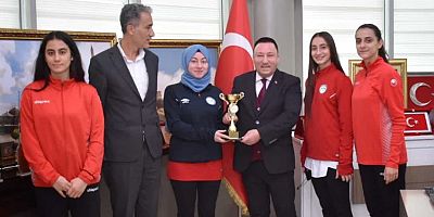 BAŞARILI KARATECİLERDEN BAŞKAN BEYOĞLU'NA KUPALI ZİYARET 
