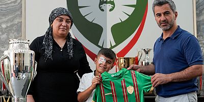 Başkan’dan Hüseyin’e Amedspor Forması hediye edildi.