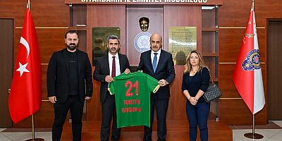 BAŞKAN EREN’DEN EMNİYET MÜDÜRÜ GÖKDUMAN’A ZİYARET VE FORMA HEDİYESİ