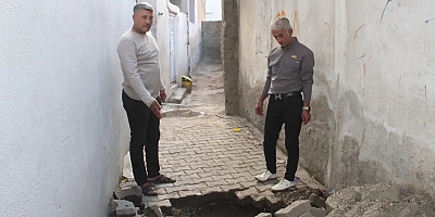 Batman'da 4 katlı binanın altına aylardır sızan su korkutuyor