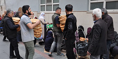 Batman'da depremzedelere ve ihtiyaç sahiplerine ücretsiz ekmek dağıtılıyor