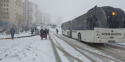 Batman'da kar nedeniyle belediye otobüsleri yolda kaldı