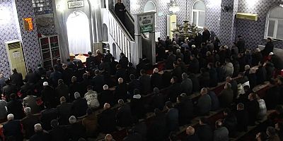 Bayram namazında Diyarbakırlılar camilere sığmadı