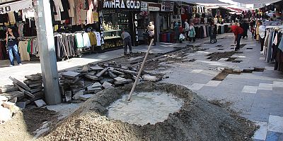 Belediyenin yapmadığı yolu cadde esnafı onarıyor