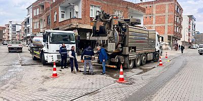 Bismil’de yağmur suyu ve kanalizasyon hatlarında temizlik çalışması sürüyor