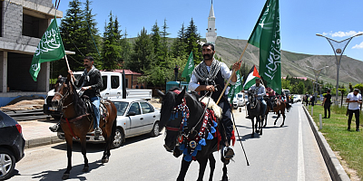 Bitlis'te atlı gruplarla sokağa dökülen halktan küresel intifada çağrısı