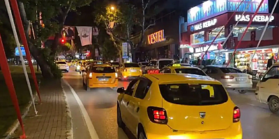 Bursa'da taksiciler, bıçaklanıp gasbedilen meslektaşları için konvoy yaptı
