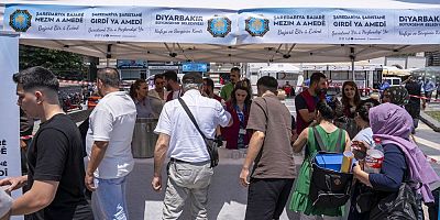 Büyükşehir Belediyesinden Ulu Cami Önünde Reyhan Şerbeti İkramı