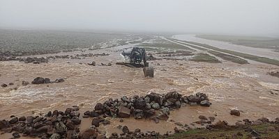 Büyükşehir ekipleri Çınar’daki taşkınlara müdahale ediyor