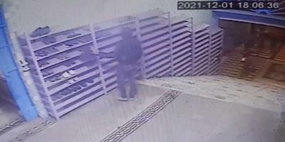 Camide ayakkabı hırsızlığı