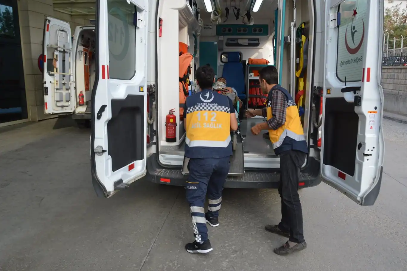 Çapa makinasına kolunu kaptıran çiftçi ağır yaralandı