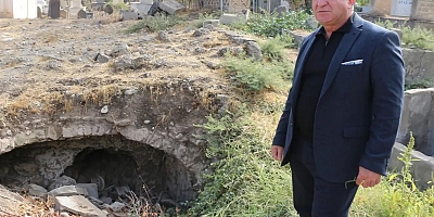 Cizre Asri Mezarlığı'nda bulunan tarihi medrese kurtarılmayı bekliyor