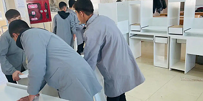 Cizre’de öğrenciler, ürettikleri çalışma masalarını akranlarına hediye etti 