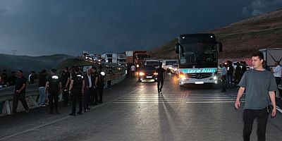 Cizre’de peş peşe kazaların ardından mahalle sakinleri kara yolunu ulaşıma kapattı