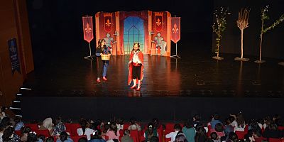 Çocuklar tiyatroyla buluştu