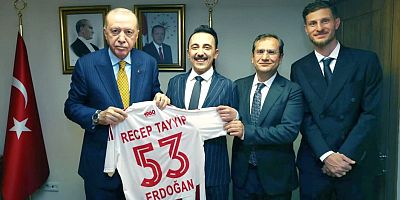Cumhurbaşkanı Erdoğan’a Şampiyonun Forması Hediye Edildi