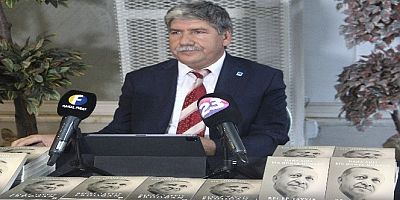 Cumhurbaşkanı'nın 2 bin 23 kitabını vatandaşlara dağıttı