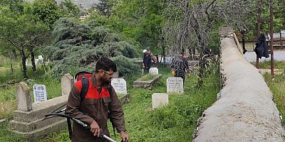 ÇÜNGÜŞ BELEDİYESİ’NDEN BAYRAM ÖNCESİ MEZARLIKLARDA KAPSAMLI TEMİZLİK VE BAKIM ÇALIŞMASI