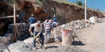 Çüngüş’te Sosyal Konutlar Bölgesinde Duvar ve Kaldırım Çalışmaları Başladı
