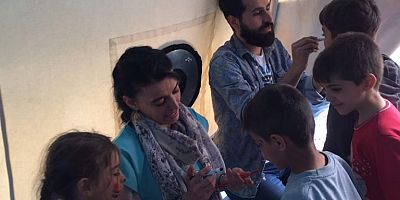 D Ü ÇADIR KENTTE ÇOCUKLAR KURSLAR İLE STRES ATIYOR