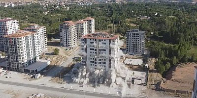 Deprem bölgesi Malatya’da yüksek katlı binalar patlatılarak yıkılıyor