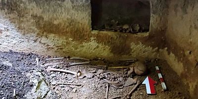 Deprem sonrası oluşan göçükle tarihi mekân gün yüzüne çıktı    