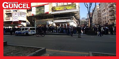 Deprem yardımı almak isteyen vatandaşlar uzun kuyruklar oluşturdu.