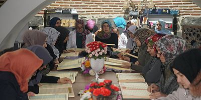 Depremde hayatını kaybedenler için hatim okunuyor