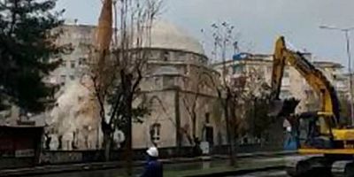 Depremde zarar gören cami minaresi kontrollü bir şekilde yıkıldı