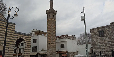 Depremden etkilenen tarihi yapılardan biri de dört ayaklı minare