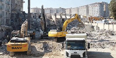 Depremin merkez üssü Pazarcık'ta enkaz kaldırma devam ediyor