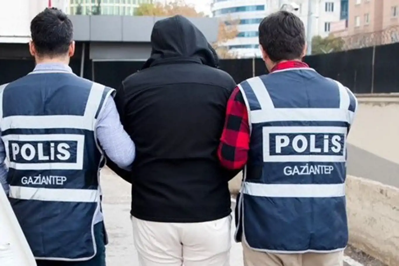 Depremzedelere getirilen malzemeleri çalan görevli tutuklandı    