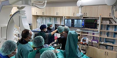 DİCLE ÜNİVERSİTESİ’NDEN KALP SAĞLIĞINDA TARİHİ BAŞARI: AYNI SEANSTA ÇİFTE KAPAK MÜDAHALESİ