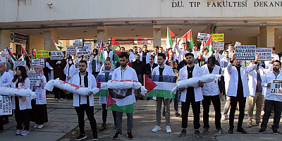 Dicle Üniversitesi sağlıkçıları kanlı önlüklerle katliamları protesto etti