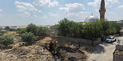 DİSKİ, Eğil Sarıca Mahallesi’nde Dere Yatağı Temizliyor
