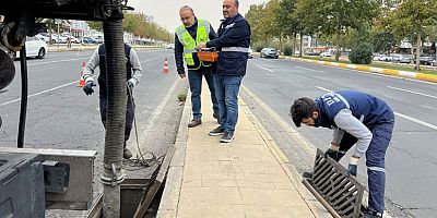 DİSKİ, kuvvetli yağış uyarısı öncesi kent genelinde yağmur suyu ızgaralarını temizledi