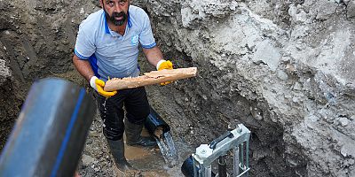 DİSKİ, Silvan’da içme suyu şebekesinde biriken kireci temizliyor