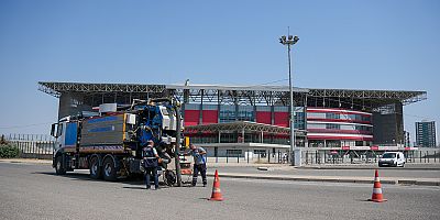 DİSKİ, Süper Lig maçları öncesi Diyarbakır Stadyumu’nun altyapısını temizliyor
