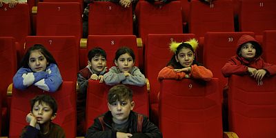 Diyarbakır Büyükşehir Belediyesi Depremzede çocuklara tiyatro sürprizi