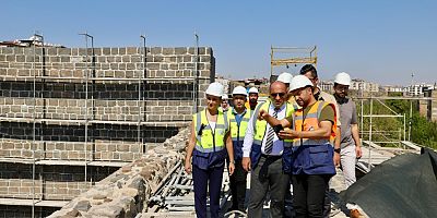 Diyarbakır Büyükşehir Belediyesi Genel Sekreteri Abdullah Çiftçi, Diyarbakır Surları'nın Restorasyon Çalışmalarını İnceledi