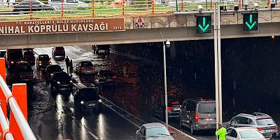 Diyarbakır’da ani yağış sonrası yollar göle döndü