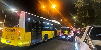 Diyarbakır’da Büyükşehir Otobüsü ile Otomobil Çarpıştı