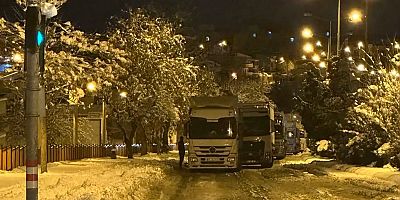 Diyarbakır'da buzlanma nedeniyle ağır tonajlı araçlar yolda kaldı