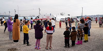 Diyarbakır’da çadır kentteki çocukları oyunlarla mutlu ediyorlar