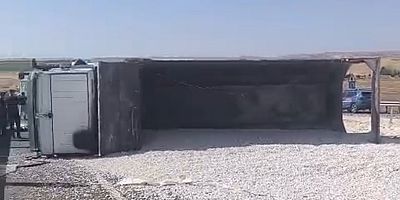 Diyarbakır'da çakıl yüklü kamyon devrildi: 1 yaralı