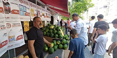 DİYARBAKIR’DA CUMA BEREKETİ: KİLOSU 9.95 TL OLAN KARPUZA AKIN EDİLDİ!