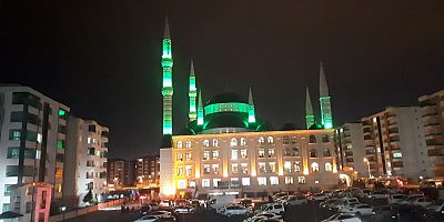 Diyarbakır’da Depremle Halk Camilerde  