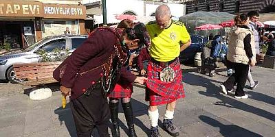 Diyarbakır'da İskoçlar kilt, yerli halk giydiği şalvarla bir araya geldi
