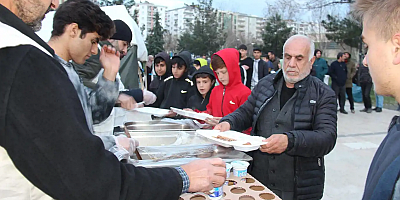 Diyarbakır'da İslami hayır kuruluşları kurdukları iftar çadırında yaklaşık bin kişiye iftar yemeği veriyor